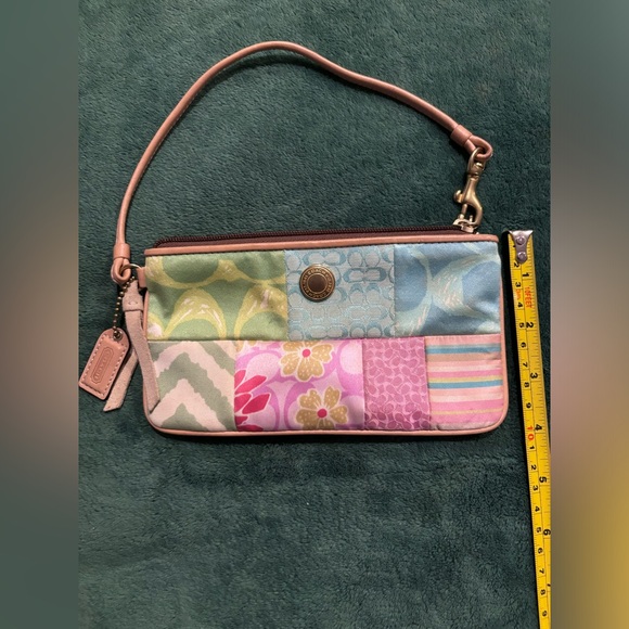 VINTAGE AUTHENTIC COACH Patchwork Pastel Wristlet - Picture 2 of 9